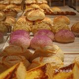 现在三店开到航洋后面凤翔路上啦，面包都是每天新鲜出炉滴