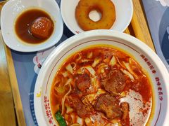 招牌红烧牛肉米粉-呷佬·长沙手工米粉(金沙江路店)