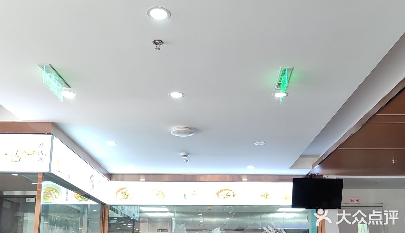 北京市嘉宁玺面，开在街角，布局带有家常面馆的简单