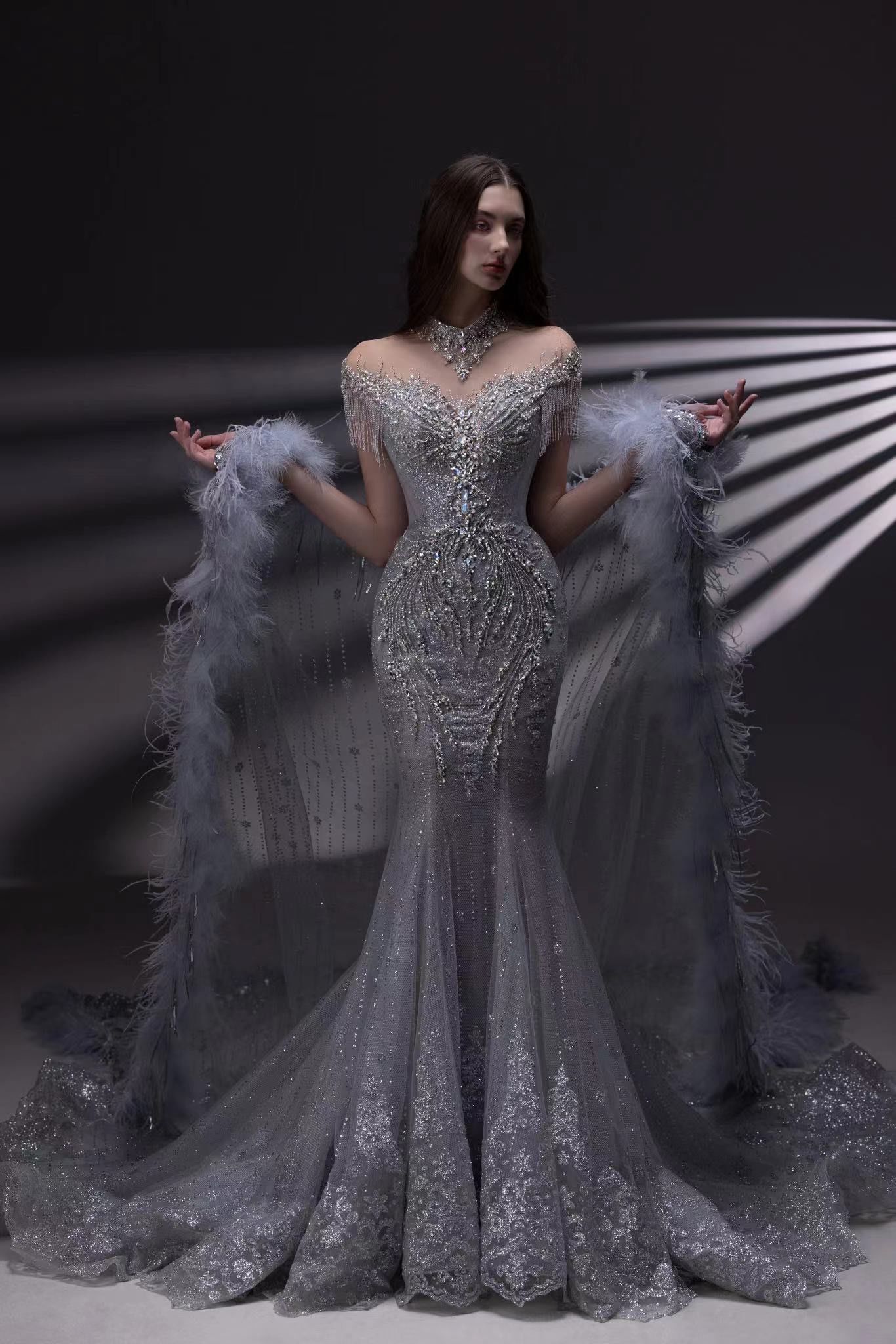 将奢华高贵拉满 羽毛领与线条网纱披肩