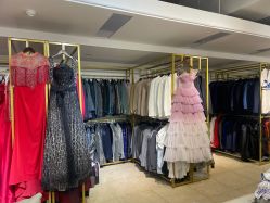 -月月婚纱礼服仓储店(王府井店)