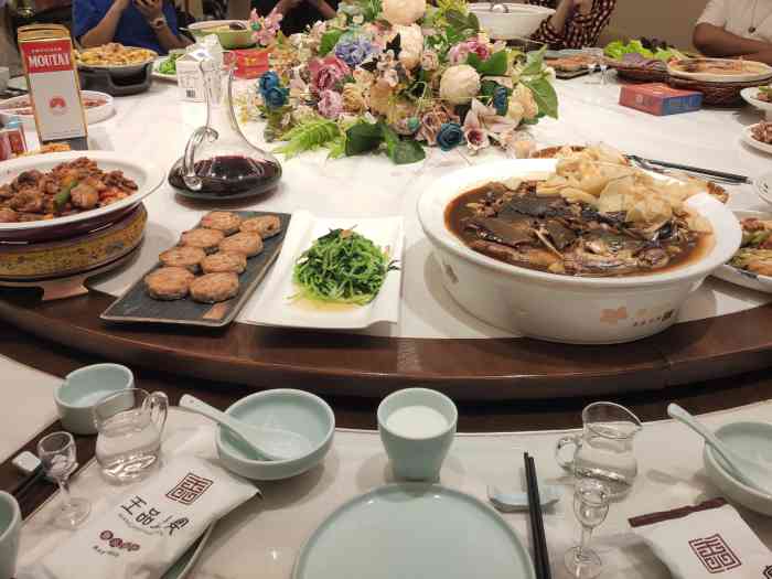 王品上宴鱼头泡饼(保百店)-"环境好,大厅宽敞,服务态度不错.鱼头泡饼.