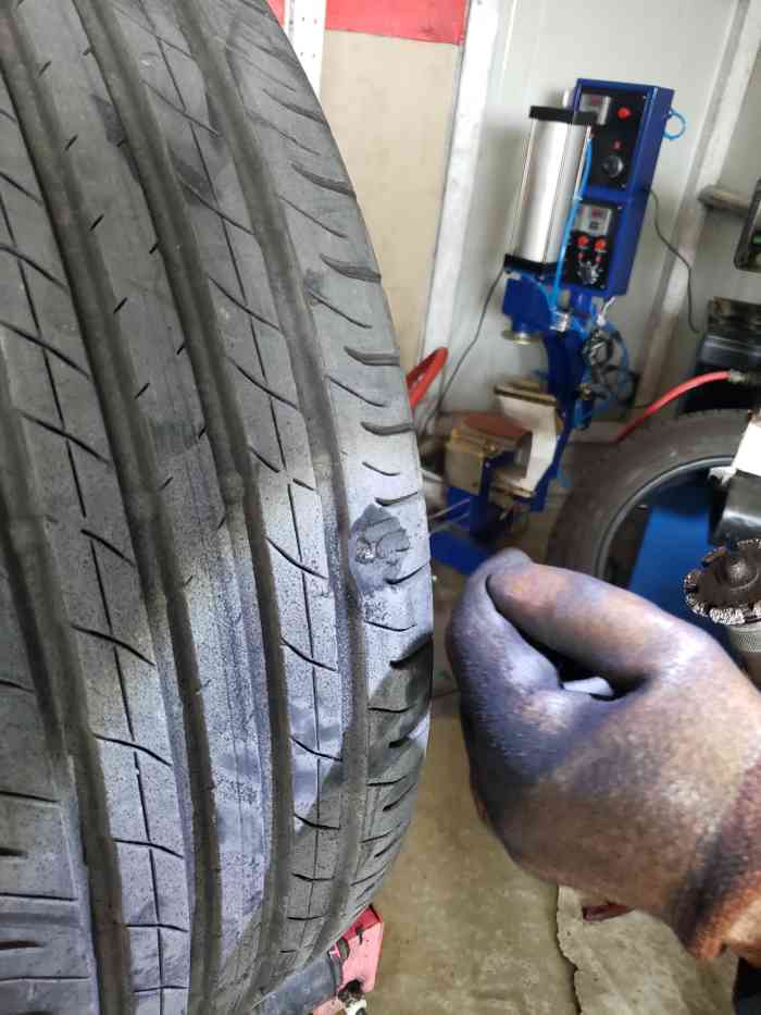 美国泰克轮胎热补汽车补胎中心-"轮胎扎了,但没扎透.