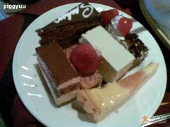 甜点。。手机照照烂。。没拍出来实际效果~-东方红海鲜百汇(国际大厦店)