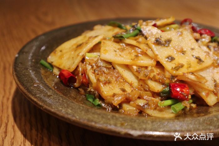 一坐一忘丽江主题餐厅(嘉里中心店)酸菜炒太安洋芋片图片 - 第4张
