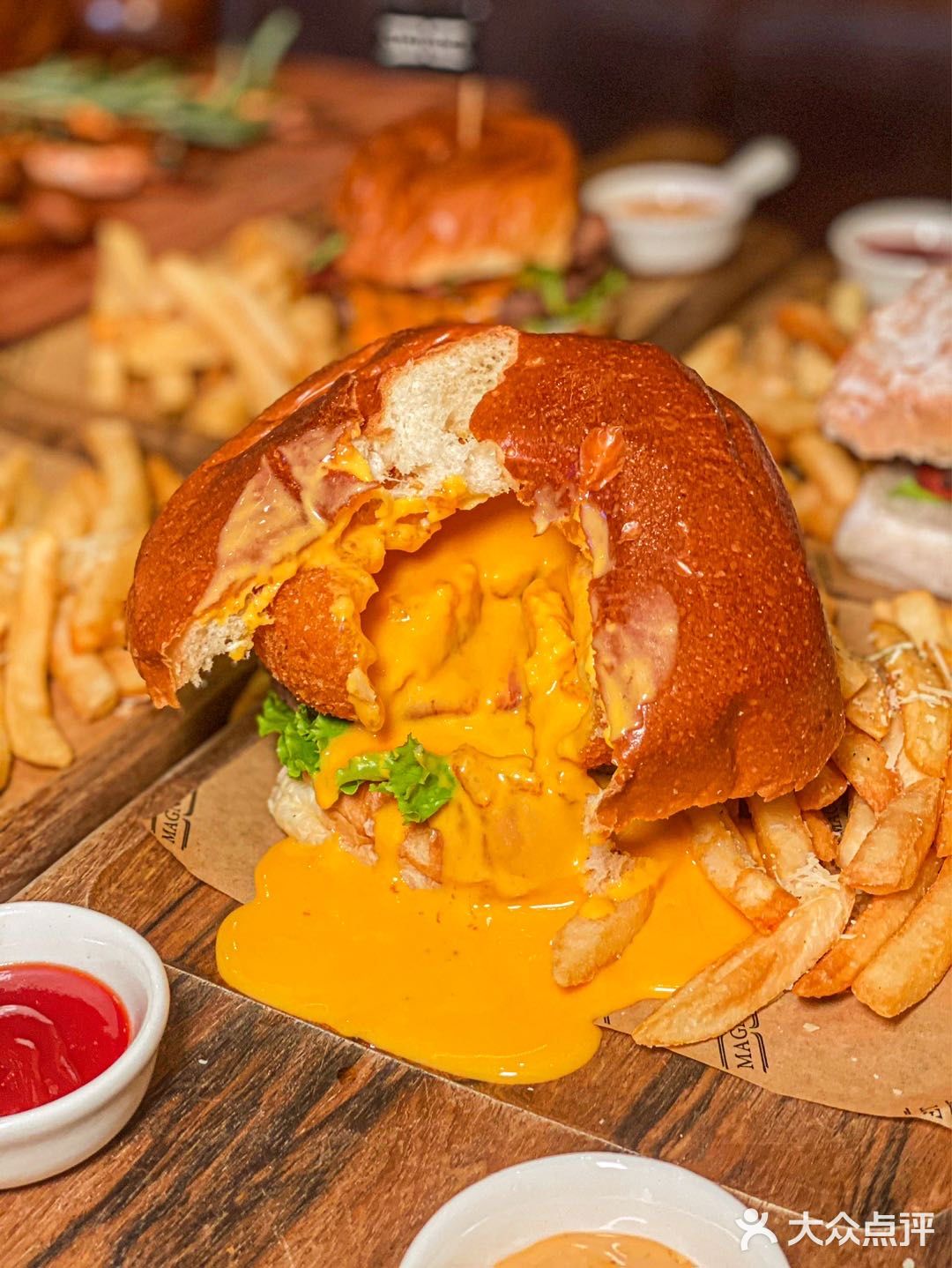 重庆探店| 新晋美式西餐厅奥特曼芝士汉堡🍔