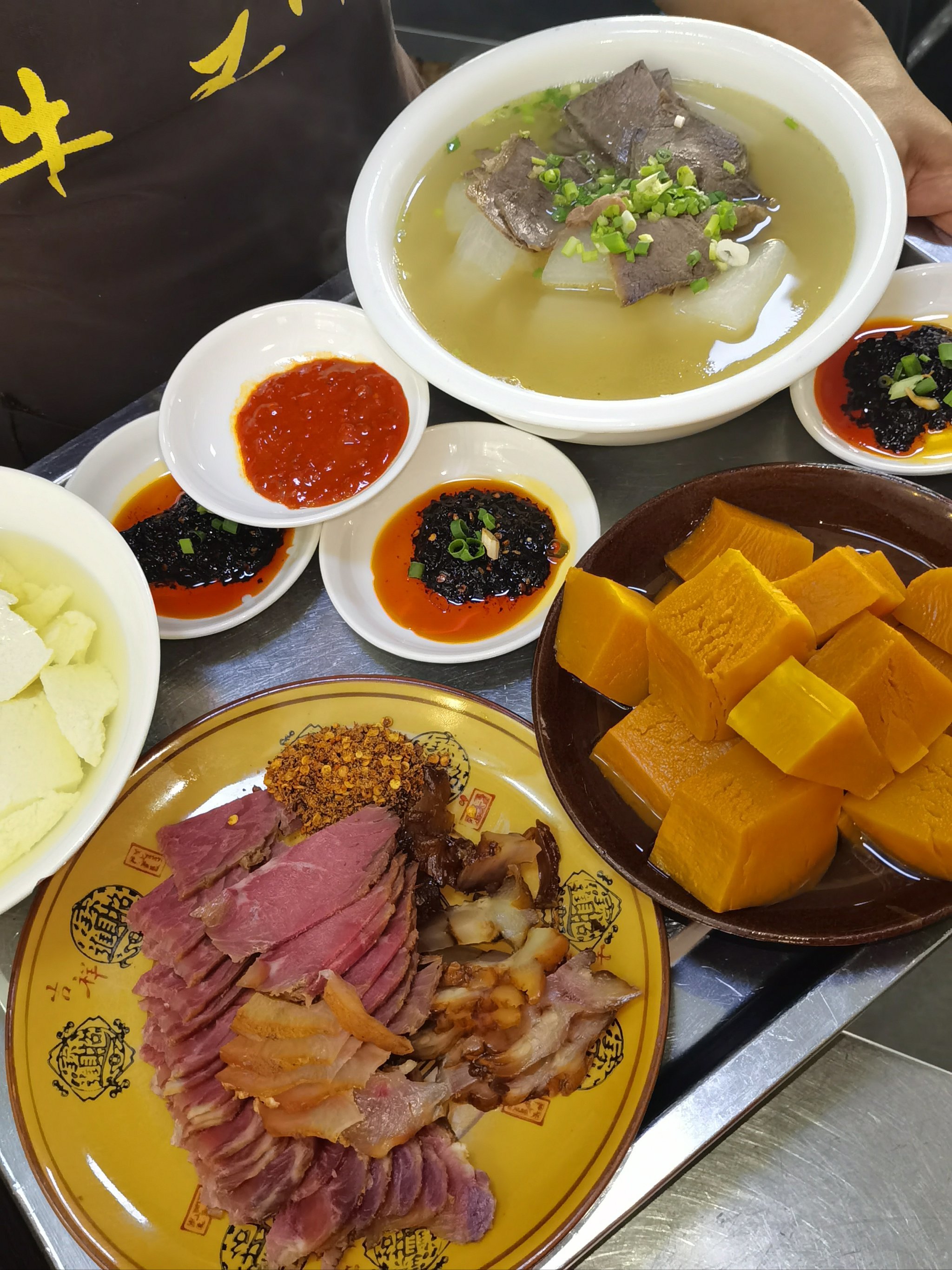 为了这粉蒸牛肉,打卡三道堰古镇必吃的苍蝇馆子