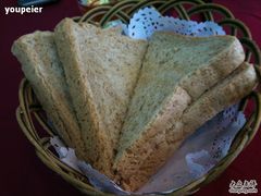 赠送的全麦面包-小白桦西餐厅