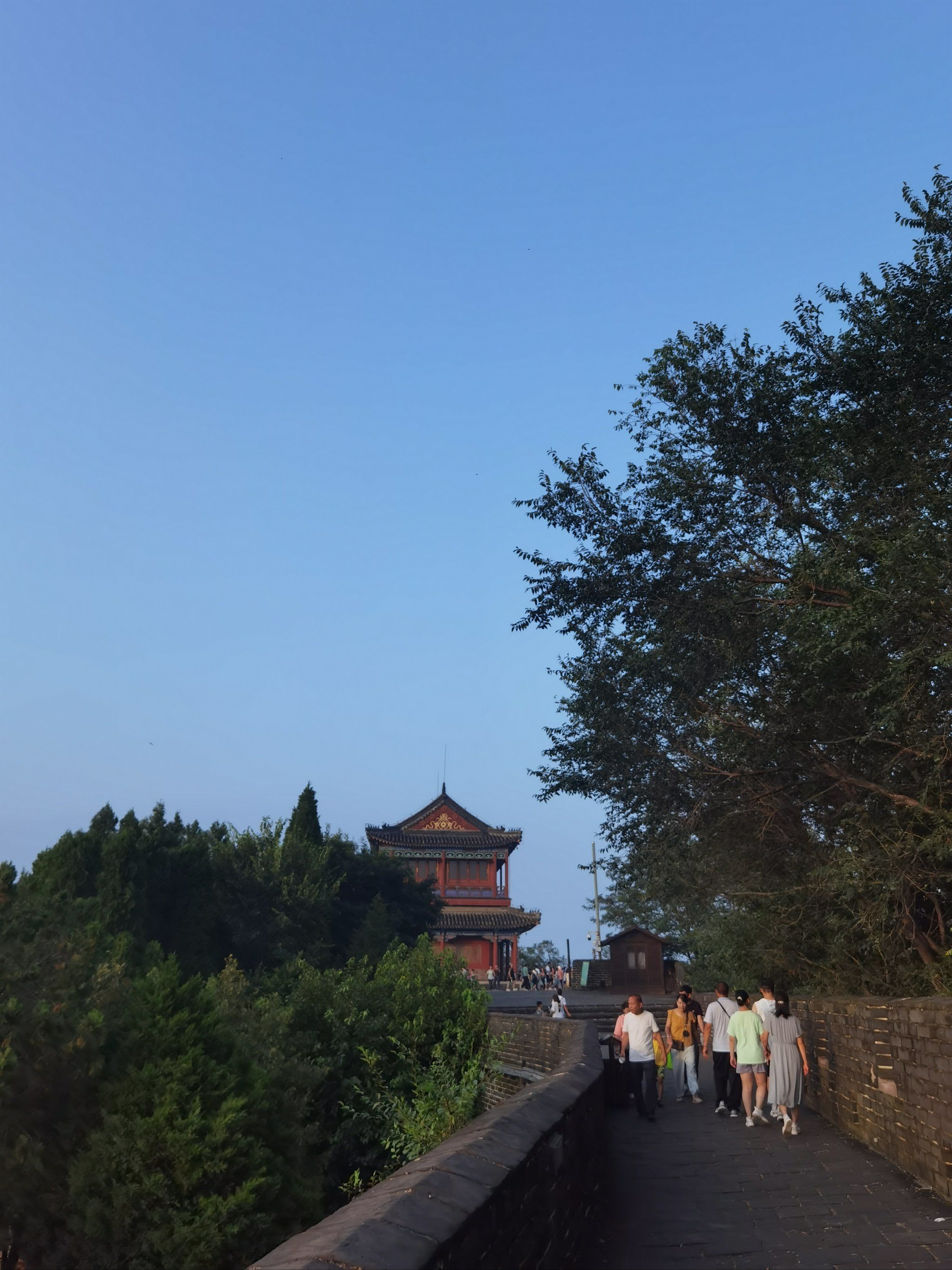 了解了老龙头的历史,顺道在点将台给同行的小朋友拍了照,八卦阵挺有