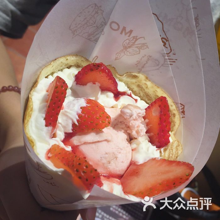 草莓冰激凌可丽饼