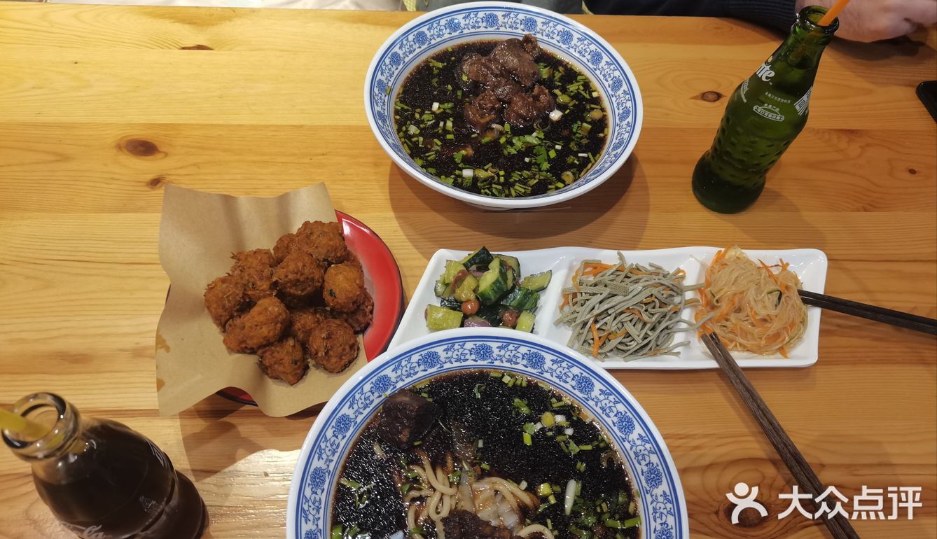 很有氛围感的小时候牛肉面