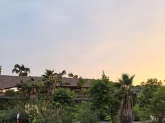 -茅草房·河畔园林火锅