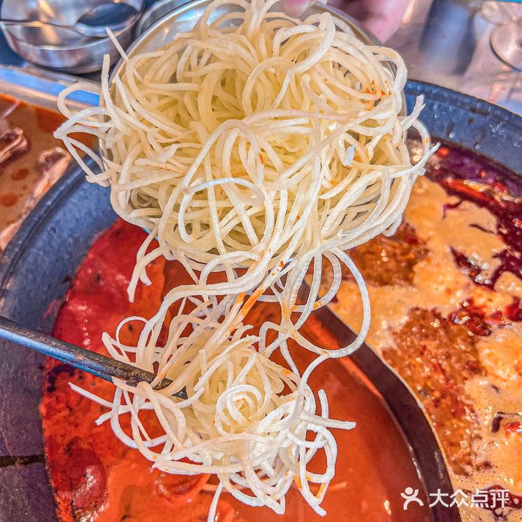 深圳这家重庆火锅韭菜腰丝瀑布好吃到跺脚脚