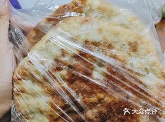 汽车站门口的烧饼摊子。出差路过蒲城，刚好是饭点