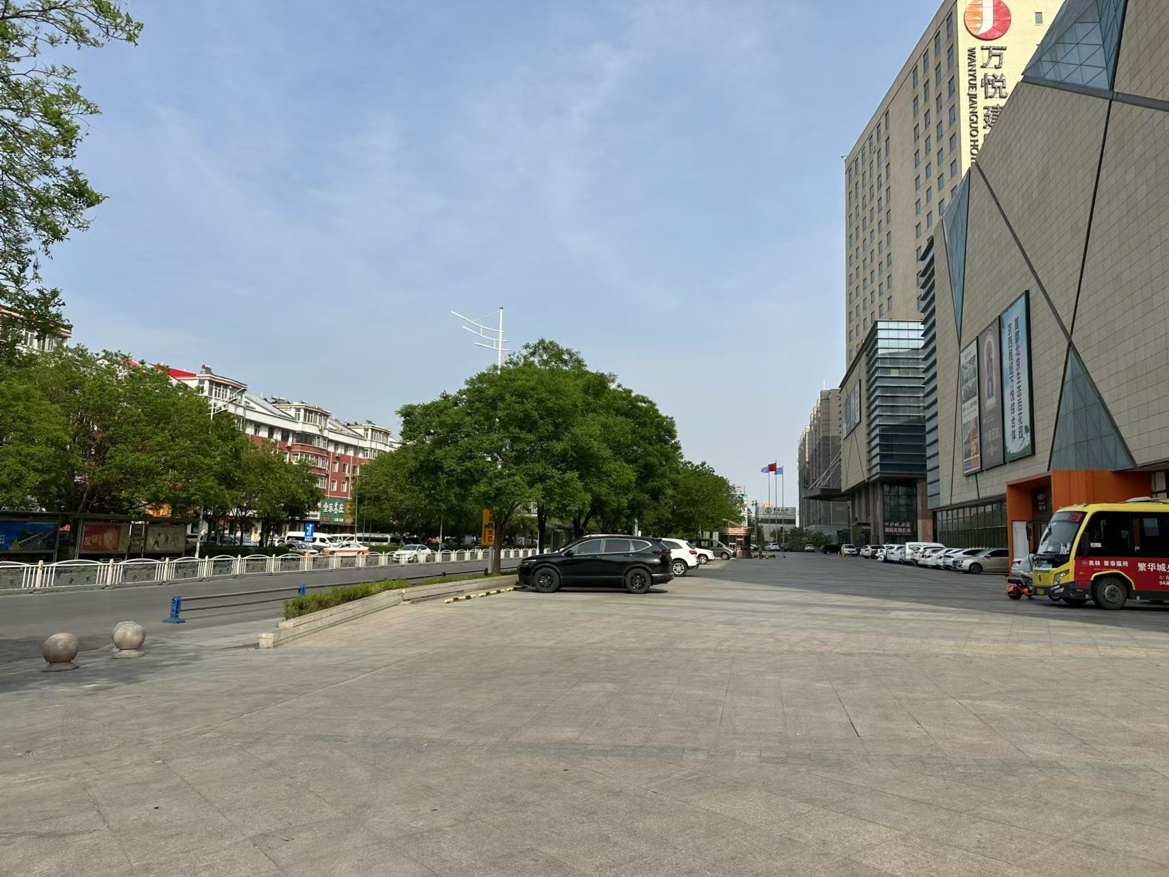 打卡万悦广场,这一块不应该成为停车场,如果变成小吃街就好了