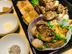 铁板黑椒雪花牛里脊配黄油煎时蔬-鳗鱼家·深夜食堂(军博店)