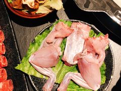 现杀牛蛙-老酉火锅(阳明古镇店)