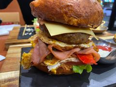 双蛋指椒牛肉汉堡-魏斯理汉堡(西安沣东吾悦店)