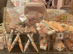 -小镇影院迪士尼小熊Duffy与他的朋友合影地