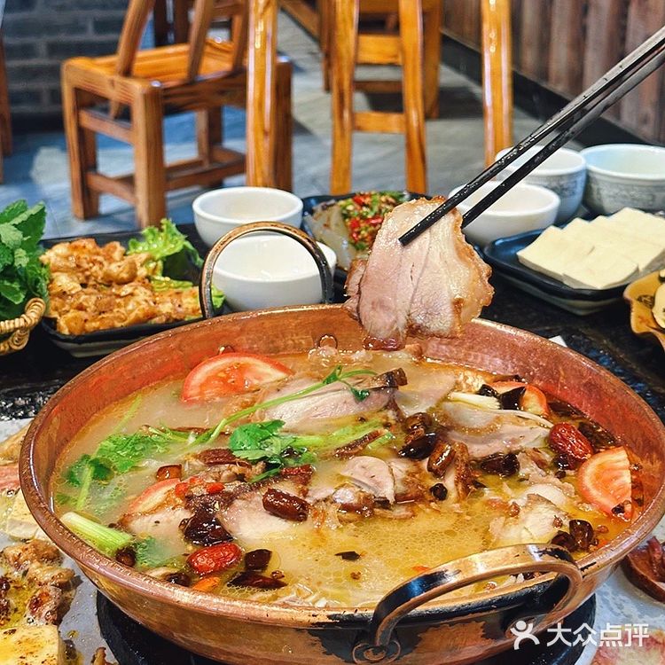 来束河古镇玩，这家耗牛锅别错过👍