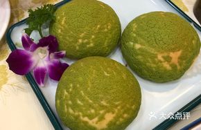 Golden Pomelo Bun