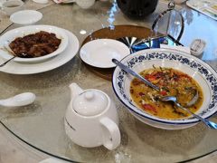 川味酸菜煮鲈鱼-麒麟中餐厅·经典粤菜·地道菜式老字号(广州长隆酒店)