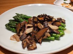 牛肝菌扒芦笋-一坐一忘云南菜(北京skp店)