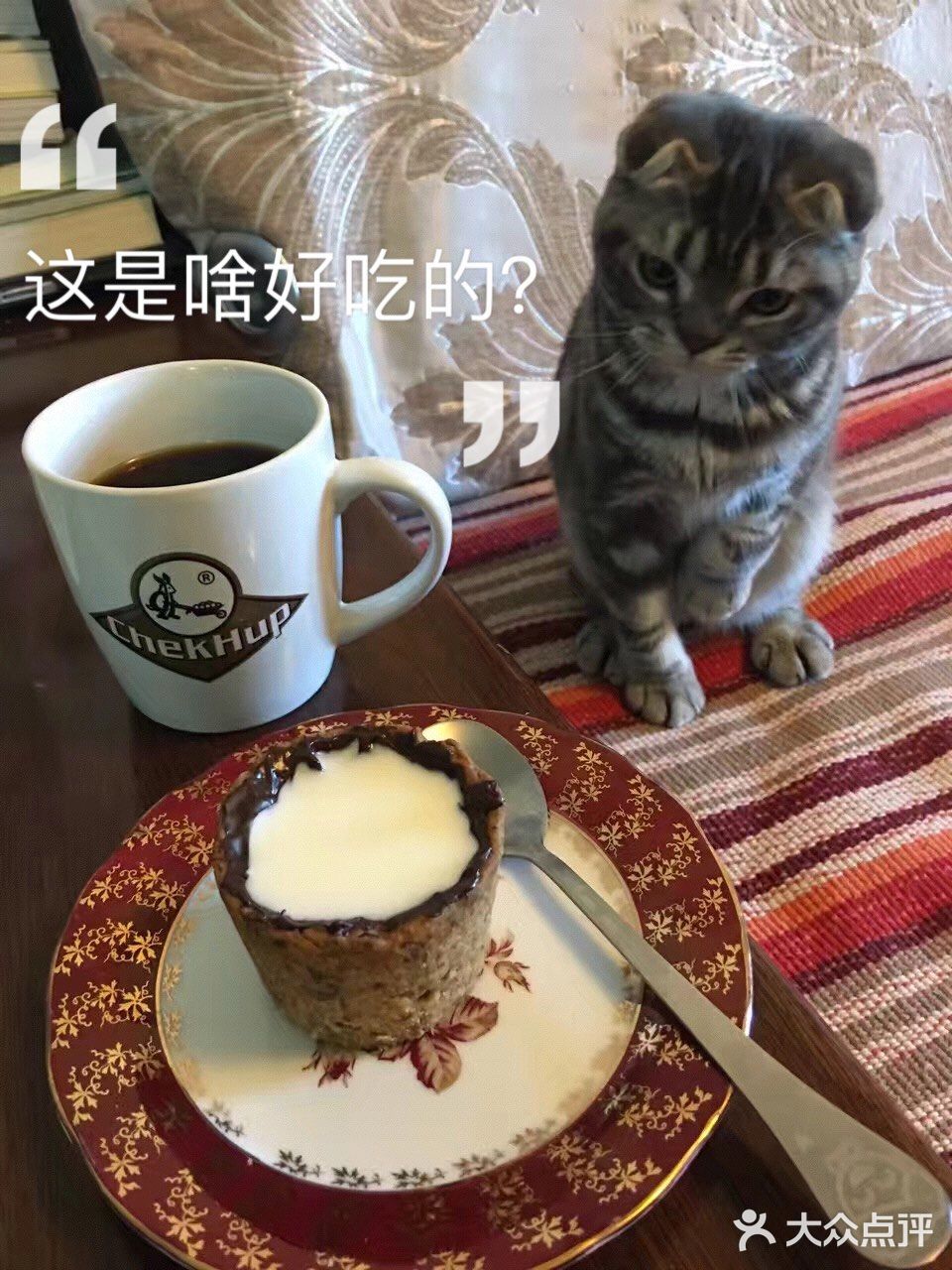 让黑巧和曲奇杯融为一体后取出。9-大功告成，倒入牛奶