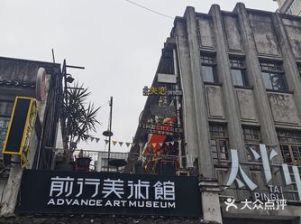 臭豆腐，还有一们一路上走过去，看到了很多密室逃脱