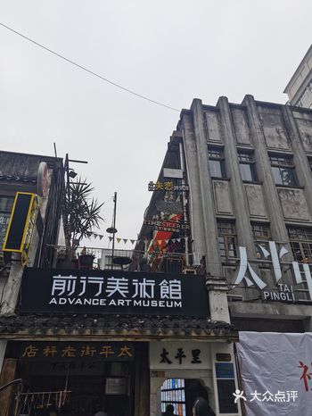 臭豆腐，还有一们一路上走过去，看到了很多密室逃脱