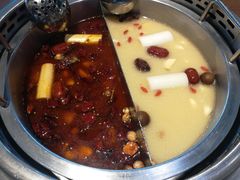 成双锅（清汤+激情）-快乐小羊火锅(河西王府井店)