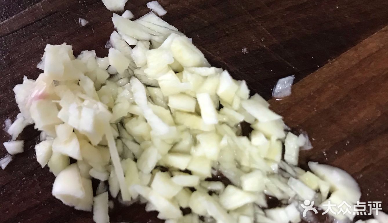 翻炒至变色 倒入芹菜 一起翻炒 快熟时