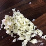 翻炒至变色 倒入芹菜 一起翻炒 快熟时