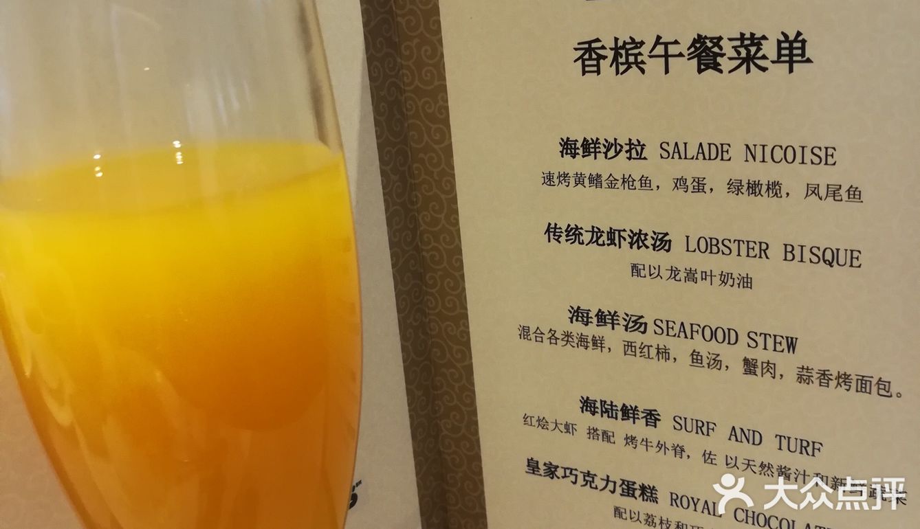 热心的小伙子,在厨房找来小蛋糕
