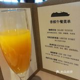 热心的小伙子,在厨房找来小蛋糕