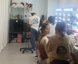 -现代经典婚纱摄影