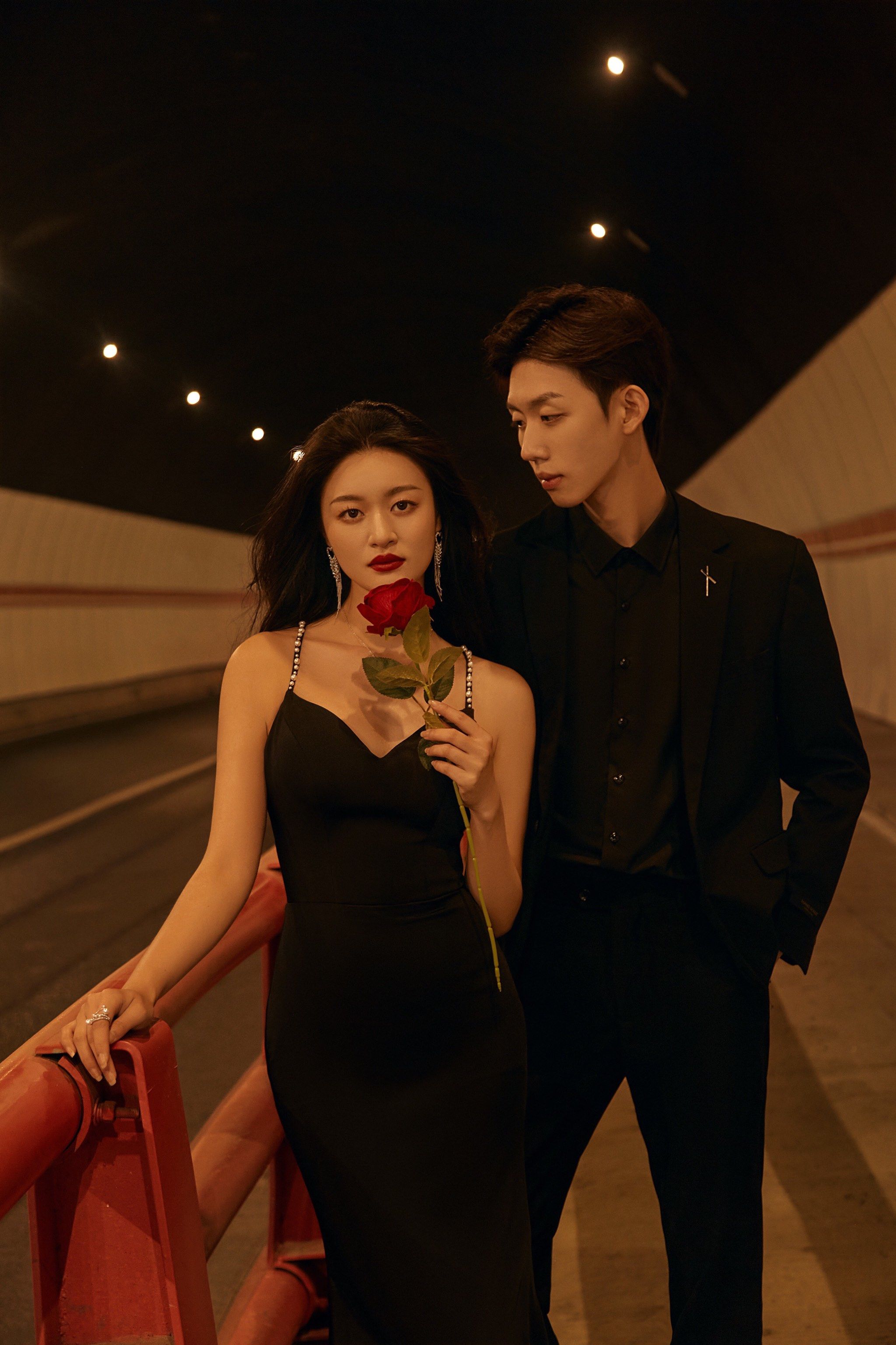 "喧嚣下的一份浪漫港风婚纱照"