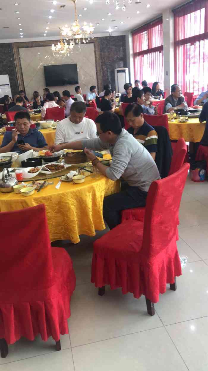 打分 50 /人 饭店最多可容纳20桌,可办家庭聚会