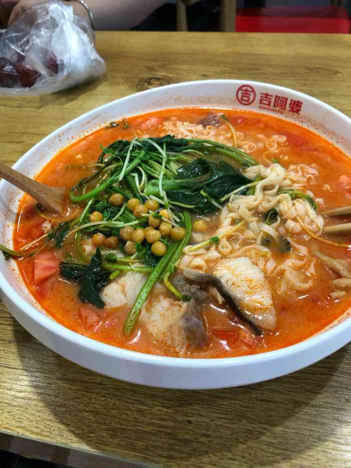 吉阿婆骨汤麻辣烫-"到这家麻辣烫店不会吃辣的可以点番茄汤底的.