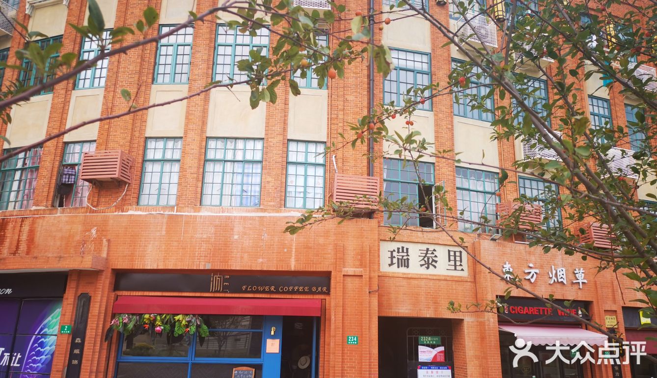 心仪已久，在苏州河边午餐，餐后散步時眺望咖啡馆二楼