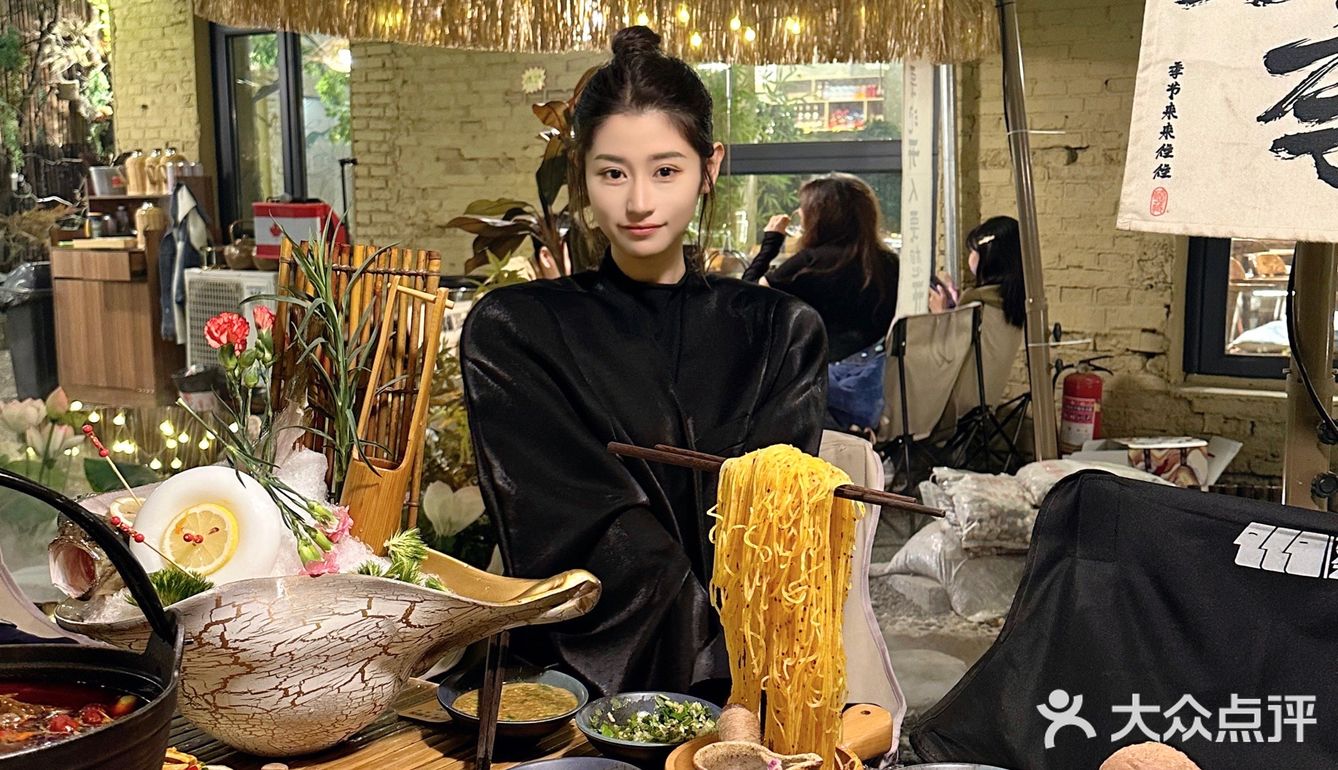 盆友们‼️这家小院里吃火锅实在是太舒服啦～