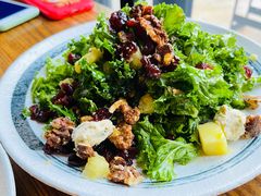 羽衣甘蓝蔓越莓洋葱芝士沙拉-SMOKI & CO(五大道店)
