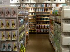 -名创优品(北京新中关购物中心地铁层店)