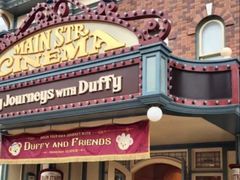-小镇影院迪士尼小熊Duffy与他的朋友合影地