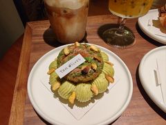开心果树莓泡芙-Ten Olives甜点