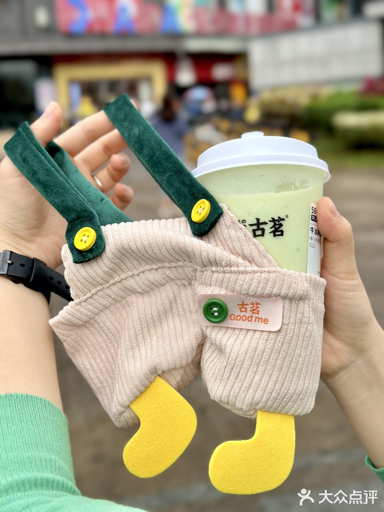 被这“背”奶茶可爱到了‼️都给我去抢背带裤周边