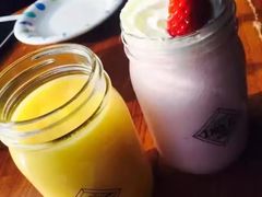 草莓酸奶思慕雪-LYFATTI 莱芙缇(赣水路店)