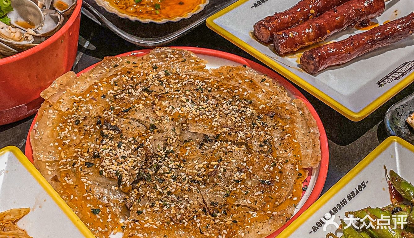 它这里的肉肠特别出名 用的是鲜肉肠先油炸后烧烤