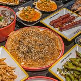 它这里的肉肠特别出名 用的是鲜肉肠先油炸后烧烤