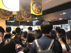 等位区-麦当劳(新达汇三林店)